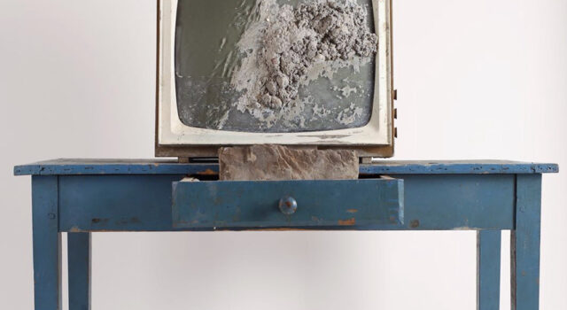 Beton-TV mit Tisch