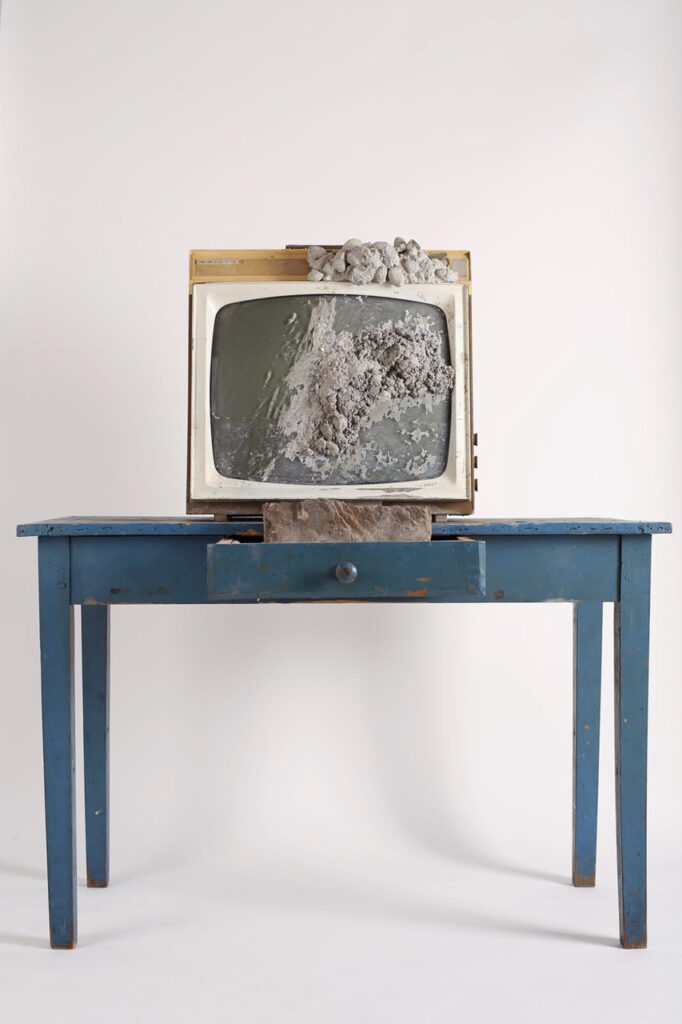 Beton-TV mit Tisch
